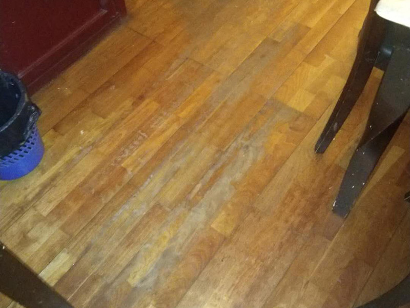 地板打磨翻新：大型地板創(chuàng)新機械經(jīng)屢次打磨除掉地板漆層、表層、木質(zhì)層約0.1毫米，再經(jīng)仔細砂光使地板外表細膩、潤滑到達全新狀況。地板邊角運用小型角磨機進行打磨才干到達全體滑潤作用。 將地板原有的邊縫中的通明膩子除掉，從頭封縫。待底漆干后，刷第一遍面漆，待干。用水砂紙將地板面層磨至略感粗糙，除掉粉屑，刷第二層面漆即可。 打磨完后，必定要刮膩子，可堅持地板的本性并地板外表不被刮花。