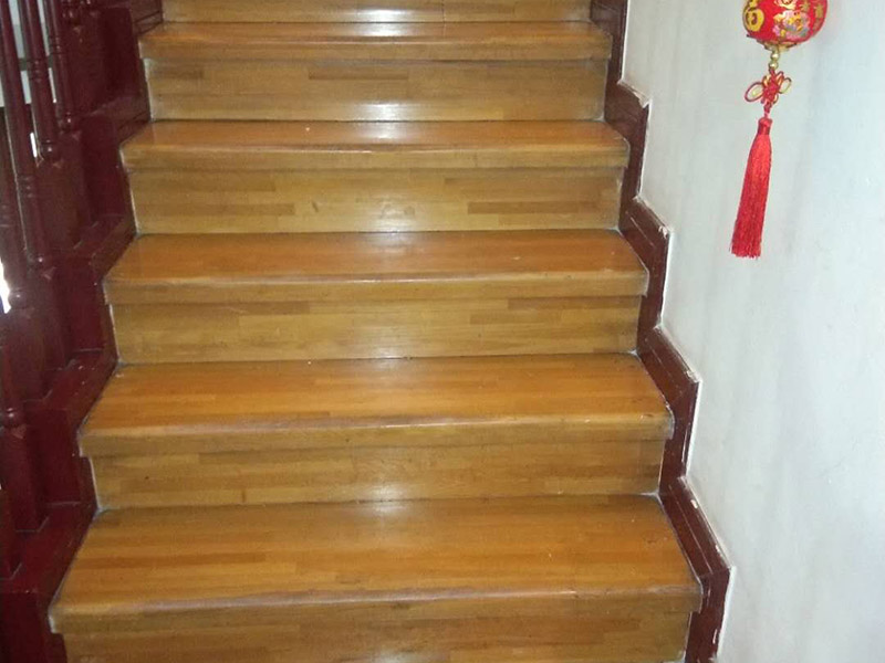 地板打磨翻新：大型地板創(chuàng)新機械經(jīng)屢次打磨除掉地板漆層、表層、木質(zhì)層約0.1毫米，再經(jīng)仔細砂光使地板外表細膩、潤滑到達全新狀況。地板邊角運用小型角磨機進行打磨才干到達全體滑潤作用。 將地板原有的邊縫中的通明膩子除掉，從頭封縫。待底漆干后，刷第一遍面漆，待干。用水砂紙將地板面層磨至略感粗糙，除掉粉屑，刷第二層面漆即可。 打磨完后，必定要刮膩子，可堅持地板的本性并地板外表不被刮花。