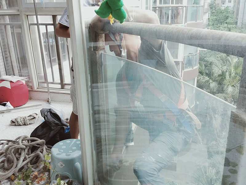 陽臺玻璃更換維修：1.首先我們將要處理的陽臺清理干凈,用水沖洗,自然曬干。 2.處理鋁合金鋼化玻璃框的灰塵,用抹布擦除即可。 3.安裝固定邊條。 4.固定邊條安裝好后,我們將鋁合金鋼化玻璃框擺放至固定邊條上。 5.用十字螺絲刀和自攻螺絲固定玻璃框。