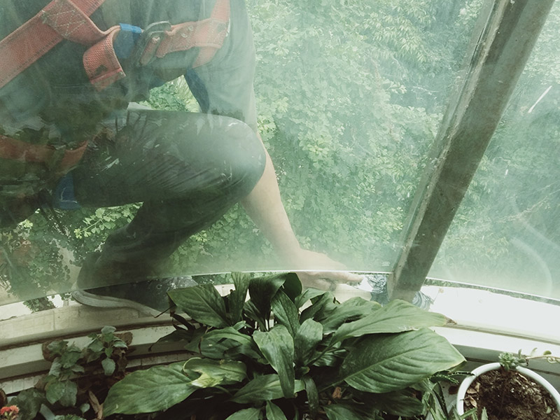 陽臺玻璃更換維修：1.首先我們將要處理的陽臺清理干凈,用水沖洗,自然曬干。 2.處理鋁合金鋼化玻璃框的灰塵,用抹布擦除即可。 3.安裝固定邊條。 4.固定邊條安裝好后,我們將鋁合金鋼化玻璃框擺放至固定邊條上。 5.用十字螺絲刀和自攻螺絲固定玻璃框。