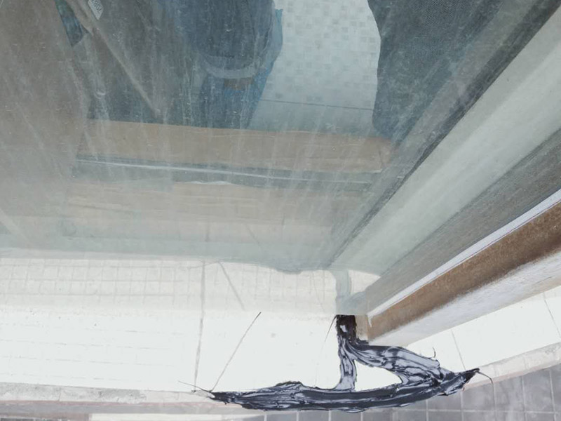 陽臺玻璃更換維修：1.首先我們將要處理的陽臺清理干凈,用水沖洗,自然曬干。 2.處理鋁合金鋼化玻璃框的灰塵,用抹布擦除即可。 3.安裝固定邊條。 4.固定邊條安裝好后,我們將鋁合金鋼化玻璃框擺放至固定邊條上。 5.用十字螺絲刀和自攻螺絲固定玻璃框。