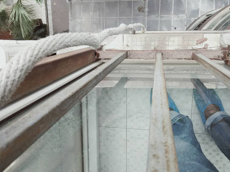 陽臺玻璃更換維修：1.首先我們將要處理的陽臺清理干凈,用水沖洗,自然曬干。 2.處理鋁合金鋼化玻璃框的灰塵,用抹布擦除即可。 3.安裝固定邊條。 4.固定邊條安裝好后,我們將鋁合金鋼化玻璃框擺放至固定邊條上。 5.用十字螺絲刀和自攻螺絲固定玻璃框。