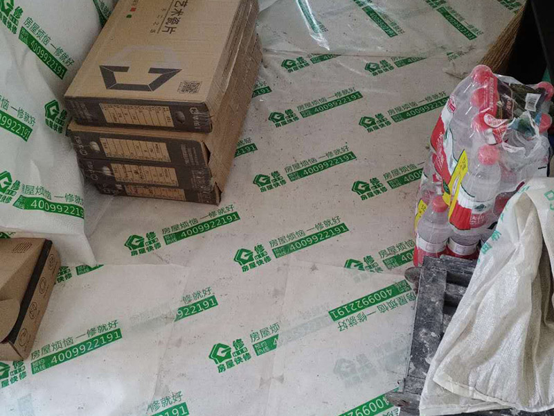 衛(wèi)生間翻新裝修：1、墻面墻面一般脫落比較的嚴(yán)重，在改造的時(shí)候要先將舊墻磚拆除，再用水泥砂漿將墻面找平，這樣做是為了便于后期瓷磚的鋪貼。2、水電線長(zhǎng)時(shí)間的使用后，衛(wèi)生間的水電會(huì)有老化現(xiàn)象。這個(gè)時(shí)候需要重新排布水管電管線路。水管和電線盡量走墻面和頂面。對(duì)于水管來(lái)說(shuō)這樣的安裝方式可以避免水管破裂。3、防水不管事初次裝修還是改造，防水都是很重要的施工。在做防水的時(shí)候建議用剛性防水，既能起到防水作用，又能避免墻磚空鼓。有一點(diǎn)要注意24小時(shí)防水使用不可省。4、貼磚在上述工程做好以后就是貼磚的施工了。衛(wèi)生間的瓷磚選擇防滑性能好，便于清潔的是上策。還有在鋪設(shè)的時(shí)候地漏處要低于整個(gè)地面。