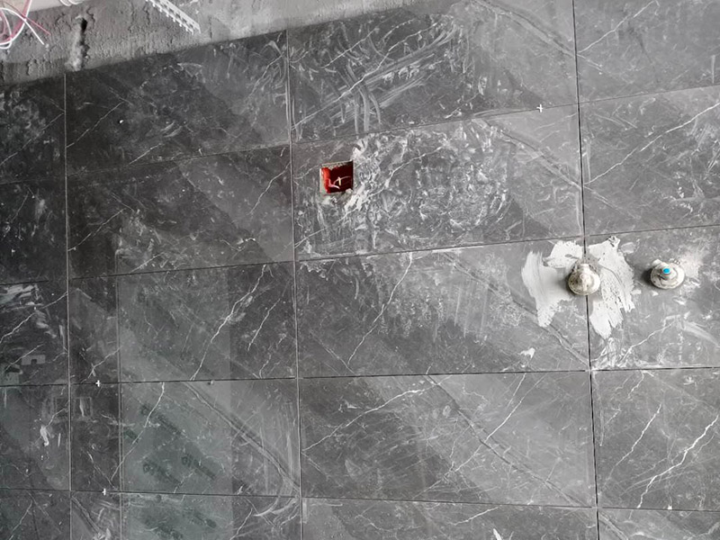 衛(wèi)生間翻新裝修：1、墻面墻面一般脫落比較的嚴(yán)重，在改造的時(shí)候要先將舊墻磚拆除，再用水泥砂漿將墻面找平，這樣做是為了便于后期瓷磚的鋪貼。2、水電線長(zhǎng)時(shí)間的使用后，衛(wèi)生間的水電會(huì)有老化現(xiàn)象。這個(gè)時(shí)候需要重新排布水管電管線路。水管和電線盡量走墻面和頂面。對(duì)于水管來(lái)說(shuō)這樣的安裝方式可以避免水管破裂。3、防水不管事初次裝修還是改造，防水都是很重要的施工。在做防水的時(shí)候建議用剛性防水，既能起到防水作用，又能避免墻磚空鼓。有一點(diǎn)要注意24小時(shí)防水使用不可省。4、貼磚在上述工程做好以后就是貼磚的施工了。衛(wèi)生間的瓷磚選擇防滑性能好，便于清潔的是上策。還有在鋪設(shè)的時(shí)候地漏處要低于整個(gè)地面。