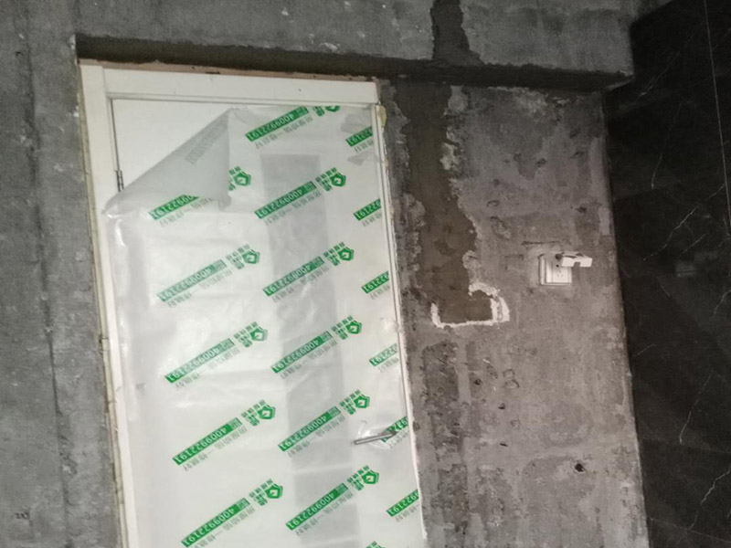 衛(wèi)生間貼瓷磚：首先進行地面清掃，不打掃干凈會翹邊、空鼓的du;放水平線然后分塊;地面要濕潤進行dao灑水;采用兩種砂漿，打砂漿的基層，一般要進行干鋪;地磚是不是出現(xiàn)了空鼓是很重要的;還要在磚底涂抹上漿;鋪貼的時候要用橡皮錘敲擊，做拉縫、表面清理，對瓷磚進行勾縫處理即可。最重要的是保護好成品，以防造成污染和損傷。