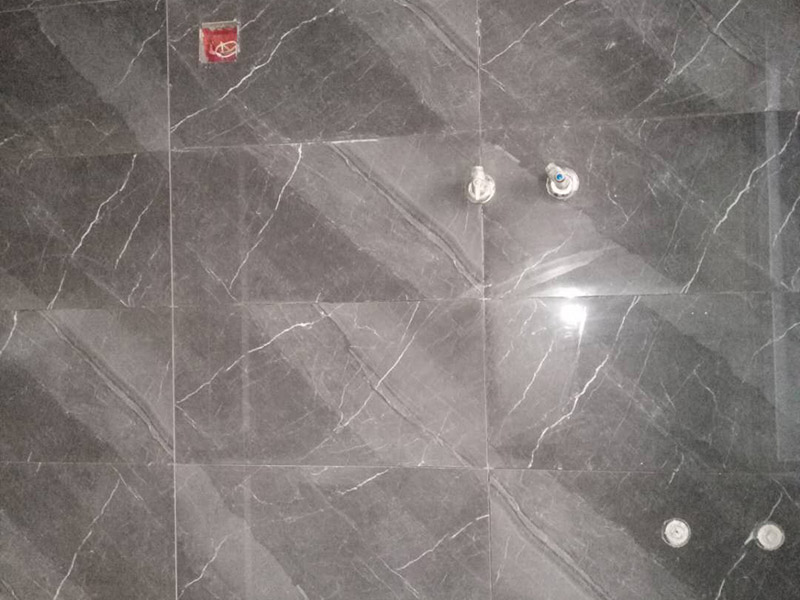 衛(wèi)生間貼瓷磚：首先進行地面清掃，不打掃干凈會翹邊、空鼓的du;放水平線然后分塊;地面要濕潤進行dao灑水;采用兩種砂漿，打砂漿的基層，一般要進行干鋪;地磚是不是出現(xiàn)了空鼓是很重要的;還要在磚底涂抹上漿;鋪貼的時候要用橡皮錘敲擊，做拉縫、表面清理，對瓷磚進行勾縫處理即可。最重要的是保護好成品，以防造成污染和損傷。