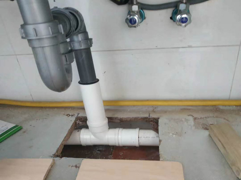 下水管漏水維修：發(fā)現(xiàn)衛(wèi)生間漏水后，馬上禁用衛(wèi)生間所有水龍頭，設置單獨水閥的，把它關掉最好。在維修好之前，不要再增加新的漏水。如果有明顯的縫隙，從縫隙中漏水?？梢再I填縫膏，將縫隙補上。補縫后，最好再噴一些防水劑在漏水區(qū)域。等膏體干透后，放水檢驗效果。如果衛(wèi)生間出現(xiàn)大面積的漏水積水，說明情況比較嚴重，自己無法處理的。最好找專業(yè)的師父來，將地板撬開，重新做整個洗手間的防水層了。