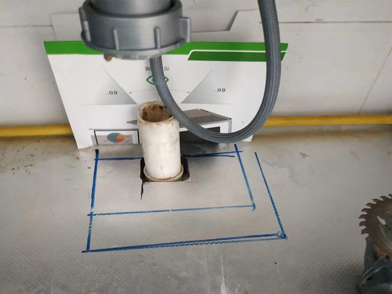 下水管漏水維修：發(fā)現(xiàn)衛(wèi)生間漏水后，馬上禁用衛(wèi)生間所有水龍頭，設置單獨水閥的，把它關掉最好。在維修好之前，不要再增加新的漏水。如果有明顯的縫隙，從縫隙中漏水。可以買填縫膏，將縫隙補上。補縫后，最好再噴一些防水劑在漏水區(qū)域。等膏體干透后，放水檢驗效果。如果衛(wèi)生間出現(xiàn)大面積的漏水積水，說明情況比較嚴重，自己無法處理的。最好找專業(yè)的師父來，將地板撬開，重新做整個洗手間的防水層了。