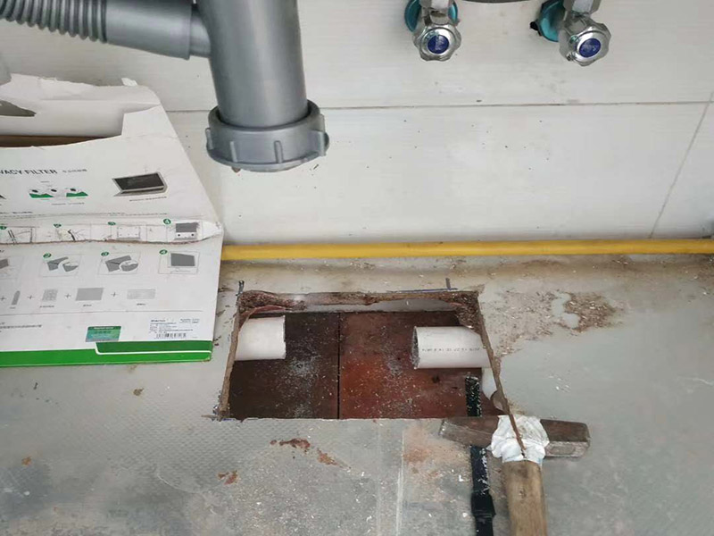 下水管漏水維修：發(fā)現(xiàn)衛(wèi)生間漏水后，馬上禁用衛(wèi)生間所有水龍頭，設置單獨水閥的，把它關掉最好。在維修好之前，不要再增加新的漏水。如果有明顯的縫隙，從縫隙中漏水?？梢再I填縫膏，將縫隙補上。補縫后，最好再噴一些防水劑在漏水區(qū)域。等膏體干透后，放水檢驗效果。如果衛(wèi)生間出現(xiàn)大面積的漏水積水，說明情況比較嚴重，自己無法處理的。最好找專業(yè)的師父來，將地板撬開，重新做整個洗手間的防水層了。