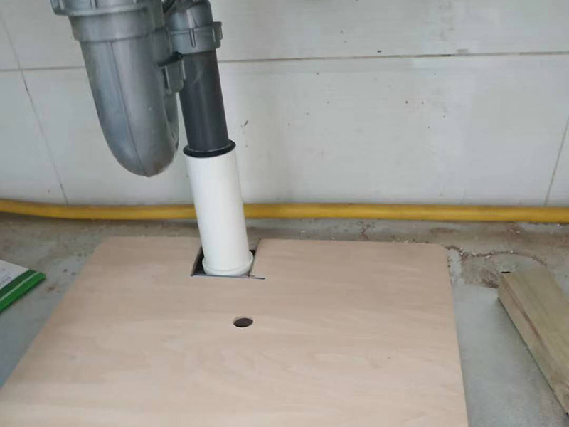 下水管漏水維修：發(fā)現(xiàn)衛(wèi)生間漏水后，馬上禁用衛(wèi)生間所有水龍頭，設置單獨水閥的，把它關掉最好。在維修好之前，不要再增加新的漏水。如果有明顯的縫隙，從縫隙中漏水?？梢再I填縫膏，將縫隙補上。補縫后，最好再噴一些防水劑在漏水區(qū)域。等膏體干透后，放水檢驗效果。如果衛(wèi)生間出現(xiàn)大面積的漏水積水，說明情況比較嚴重，自己無法處理的。最好找專業(yè)的師父來，將地板撬開，重新做整個洗手間的防水層了。