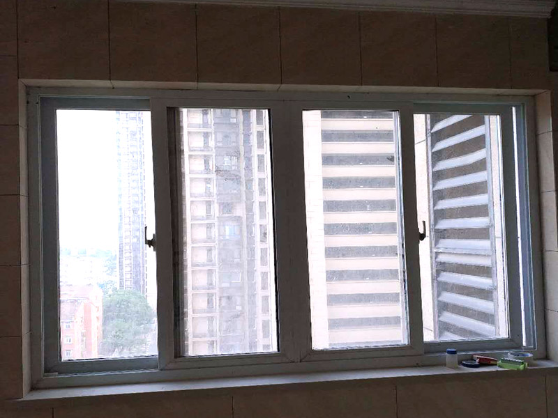 陽臺(tái)改造裝修：首先在裝修的時(shí)候，自己所需要知道的技巧，要保護(hù)好整體的結(jié)構(gòu)化。所以在房子的梁柱結(jié)構(gòu)是不能去進(jìn)行改造的。第一種的技巧就是去將陽臺(tái)直接的重新的粉刷，那么就是使得這樣的老舊的痕跡消除，或者是直接的拆掉，重新安裝別的。裝修陽臺(tái)還可以將地面的瓷磚或者地板重新的拆開再去安裝，這樣的做法是能起到一個(gè)很好的效果的。