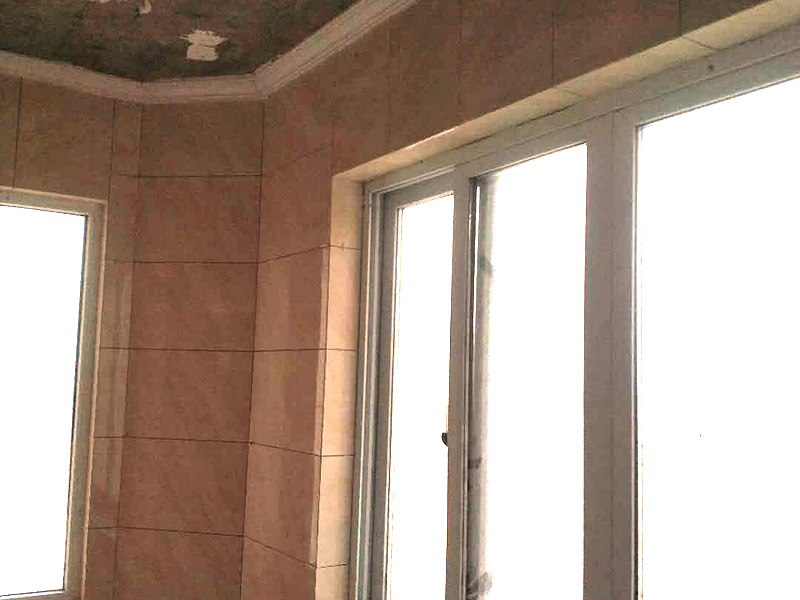 陽臺(tái)改造裝修：首先在裝修的時(shí)候，自己所需要知道的技巧，要保護(hù)好整體的結(jié)構(gòu)化。所以在房子的梁柱結(jié)構(gòu)是不能去進(jìn)行改造的。第一種的技巧就是去將陽臺(tái)直接的重新的粉刷，那么就是使得這樣的老舊的痕跡消除，或者是直接的拆掉，重新安裝別的。裝修陽臺(tái)還可以將地面的瓷磚或者地板重新的拆開再去安裝，這樣的做法是能起到一個(gè)很好的效果的。