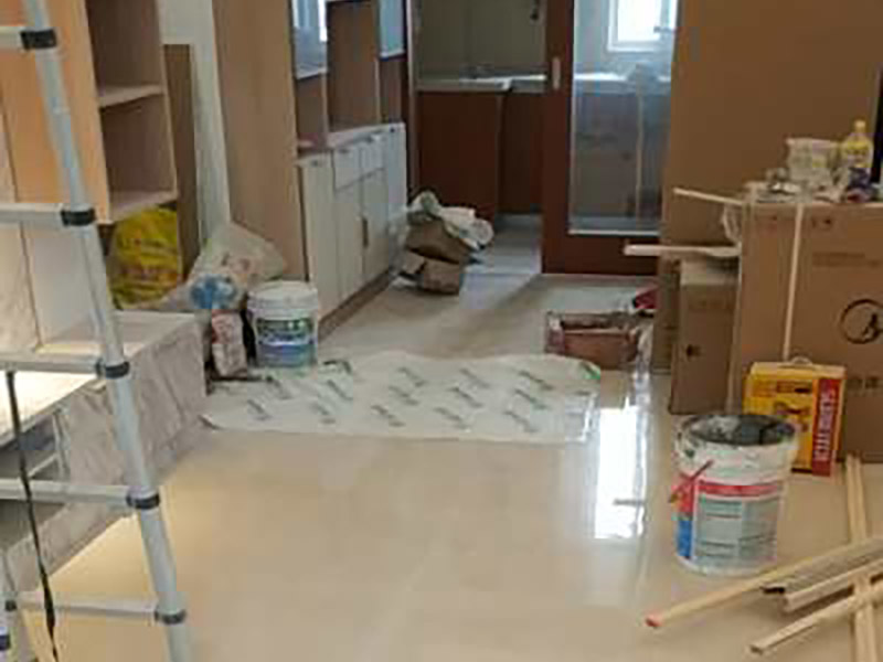 陽臺(tái)改造裝修：首先在裝修的時(shí)候，自己所需要知道的技巧，要保護(hù)好整體的結(jié)構(gòu)化。所以在房子的梁柱結(jié)構(gòu)是不能去進(jìn)行改造的。第一種的技巧就是去將陽臺(tái)直接的重新的粉刷，那么就是使得這樣的老舊的痕跡消除，或者是直接的拆掉，重新安裝別的。裝修陽臺(tái)還可以將地面的瓷磚或者地板重新的拆開再去安裝，這樣的做法是能起到一個(gè)很好的效果的。