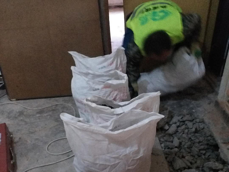 地面開(kāi)槽建渣處理:1、開(kāi)槽過(guò)程中，不允許出現(xiàn)在承重墻面橫向開(kāi)槽大于100cm的現(xiàn)象，因?yàn)闄M向開(kāi)槽將破壞整樓的承重，使得抗震能力降低而且墻面容易開(kāi)裂。如果是保溫墻的話(huà)，開(kāi)很長(zhǎng)的橫槽有可能會(huì)導(dǎo)致開(kāi)槽上部的保溫層整體脫落。墻面開(kāi)槽一般都應(yīng)該是豎向垂直開(kāi)槽。 　　2、預(yù)埋直徑1.6cm的線管墻體開(kāi)槽的深度不得小于3cm，這樣封槽后刮膩?zhàn)泳筒怀霈F(xiàn)墻面不平整的現(xiàn)象了，也避免時(shí)間長(zhǎng)了因封槽太淺導(dǎo)致墻漆開(kāi)裂。 　　3、開(kāi)槽過(guò)程中如遇線管90&deg;彎時(shí)，應(yīng)擴(kuò)大開(kāi)槽的位置，使線管能呈現(xiàn)出兩個(gè)45&deg;彎，以便于施工過(guò)程中穿線和日后檢修。 　　4、線槽和線槽的距離不能小于100mm，同一條線槽內(nèi)布線管數(shù)不建議超過(guò)6根。 　　5、天花吊燈位移位時(shí)，樓板頂面的開(kāi)槽一定要注意鋼筋位置，打槽的深度約10mm，便于穿黃臘管后并綁膠布布線，嚴(yán)禁裸線布設(shè)。