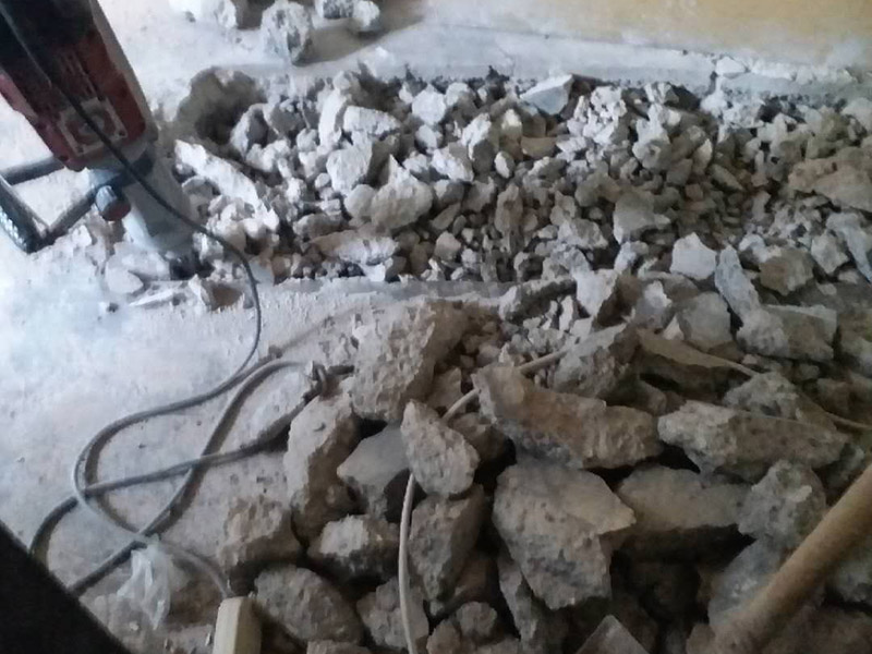 地面開(kāi)槽建渣處理:1、開(kāi)槽過(guò)程中，不允許出現(xiàn)在承重墻面橫向開(kāi)槽大于100cm的現(xiàn)象，因?yàn)闄M向開(kāi)槽將破壞整樓的承重，使得抗震能力降低而且墻面容易開(kāi)裂。如果是保溫墻的話(huà)，開(kāi)很長(zhǎng)的橫槽有可能會(huì)導(dǎo)致開(kāi)槽上部的保溫層整體脫落。墻面開(kāi)槽一般都應(yīng)該是豎向垂直開(kāi)槽。 　　2、預(yù)埋直徑1.6cm的線管墻體開(kāi)槽的深度不得小于3cm，這樣封槽后刮膩?zhàn)泳筒怀霈F(xiàn)墻面不平整的現(xiàn)象了，也避免時(shí)間長(zhǎng)了因封槽太淺導(dǎo)致墻漆開(kāi)裂。 　　3、開(kāi)槽過(guò)程中如遇線管90&deg;彎時(shí)，應(yīng)擴(kuò)大開(kāi)槽的位置，使線管能呈現(xiàn)出兩個(gè)45&deg;彎，以便于施工過(guò)程中穿線和日后檢修。 　　4、線槽和線槽的距離不能小于100mm，同一條線槽內(nèi)布線管數(shù)不建議超過(guò)6根。 　　5、天花吊燈位移位時(shí)，樓板頂面的開(kāi)槽一定要注意鋼筋位置，打槽的深度約10mm，便于穿黃臘管后并綁膠布布線，嚴(yán)禁裸線布設(shè)。