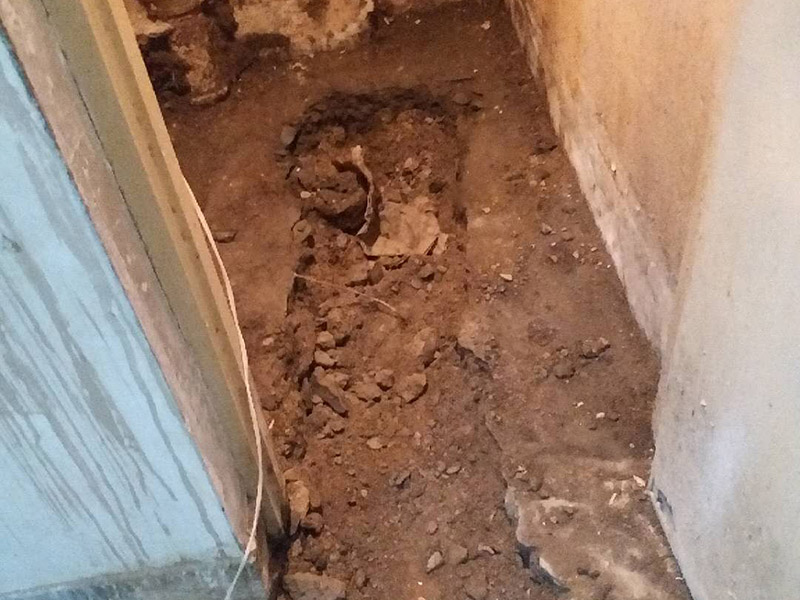 地面開(kāi)槽建渣處理:1、開(kāi)槽過(guò)程中，不允許出現(xiàn)在承重墻面橫向開(kāi)槽大于100cm的現(xiàn)象，因?yàn)闄M向開(kāi)槽將破壞整樓的承重，使得抗震能力降低而且墻面容易開(kāi)裂。如果是保溫墻的話(huà)，開(kāi)很長(zhǎng)的橫槽有可能會(huì)導(dǎo)致開(kāi)槽上部的保溫層整體脫落。墻面開(kāi)槽一般都應(yīng)該是豎向垂直開(kāi)槽。 　　2、預(yù)埋直徑1.6cm的線管墻體開(kāi)槽的深度不得小于3cm，這樣封槽后刮膩?zhàn)泳筒怀霈F(xiàn)墻面不平整的現(xiàn)象了，也避免時(shí)間長(zhǎng)了因封槽太淺導(dǎo)致墻漆開(kāi)裂。 　　3、開(kāi)槽過(guò)程中如遇線管90&deg;彎時(shí)，應(yīng)擴(kuò)大開(kāi)槽的位置，使線管能呈現(xiàn)出兩個(gè)45&deg;彎，以便于施工過(guò)程中穿線和日后檢修。 　　4、線槽和線槽的距離不能小于100mm，同一條線槽內(nèi)布線管數(shù)不建議超過(guò)6根。 　　5、天花吊燈位移位時(shí)，樓板頂面的開(kāi)槽一定要注意鋼筋位置，打槽的深度約10mm，便于穿黃臘管后并綁膠布布線，嚴(yán)禁裸線布設(shè)。