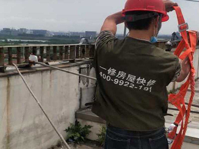 高空外墻防水：(1)窗框與墻體接縫防水密封，先后采用泡沫填縫劑和密封材料進行施工。泡沫填縫劑為單組份聚氨酯發(fā)泡填縫材料。密封材料為單組份密封填充防水密封膠。 (2)外墻預留伸縮縫防水密封，采用單組份密封填充防水密封膠 (3)外墻面洞和較大裂縫防水密封前用噴水槍等工具將待治理的外墻面、伸縮縫、窗框等部位清理干凈，使施工的外墻面及縫、孔、洞部位達到無油、無塵土、無水泥松散顆粒等雜物。   待其干燥后，將孔、洞、縫用防水密封材料嵌填密實，并達到與原顏色一致，再用快速堵漏靈和透明防水膠膜進行精心施工。