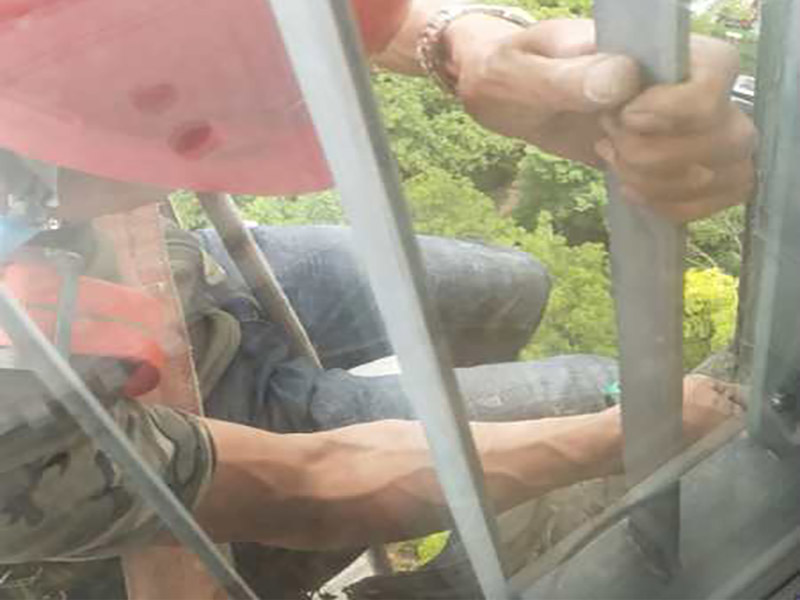 高空外墻防水：(1)窗框與墻體接縫防水密封，先后采用泡沫填縫劑和密封材料進行施工。泡沫填縫劑為單組份聚氨酯發(fā)泡填縫材料。密封材料為單組份密封填充防水密封膠。 (2)外墻預留伸縮縫防水密封，采用單組份密封填充防水密封膠 (3)外墻面洞和較大裂縫防水密封前用噴水槍等工具將待治理的外墻面、伸縮縫、窗框等部位清理干凈，使施工的外墻面及縫、孔、洞部位達到無油、無塵土、無水泥松散顆粒等雜物。   待其干燥后，將孔、洞、縫用防水密封材料嵌填密實，并達到與原顏色一致，再用快速堵漏靈和透明防水膠膜進行精心施工。