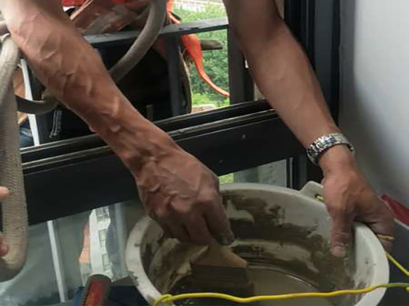 高空外墻防水：(1)窗框與墻體接縫防水密封，先后采用泡沫填縫劑和密封材料進行施工。泡沫填縫劑為單組份聚氨酯發(fā)泡填縫材料。密封材料為單組份密封填充防水密封膠。 (2)外墻預留伸縮縫防水密封，采用單組份密封填充防水密封膠 (3)外墻面洞和較大裂縫防水密封前用噴水槍等工具將待治理的外墻面、伸縮縫、窗框等部位清理干凈，使施工的外墻面及縫、孔、洞部位達到無油、無塵土、無水泥松散顆粒等雜物。   待其干燥后，將孔、洞、縫用防水密封材料嵌填密實，并達到與原顏色一致，再用快速堵漏靈和透明防水膠膜進行精心施工。