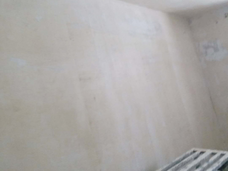 墻面清理翻新：墻面在進行刷漆的時候，把之前粘貼在墻面上的壁紙給拆下，否則壁紙蓋住的地方就會看不到。用批土刀來修整墻體的表面，有的墻面會出現(xiàn)污漬、開裂、起泡等現(xiàn)象，都要及時做處理。底漆一般不用特別來處理的墻面，如果是問題的墻面，那么就要針對相應的墻面問題來選擇專治問題的底漆。墻面涂刷的時候應該先從頂部開始再往下刷，否則會造成油漆滴落弄花已完成的墻面。