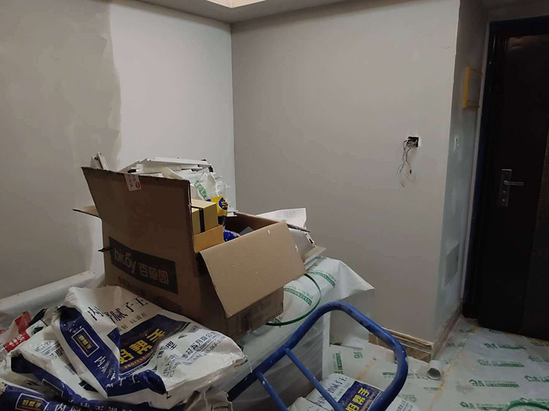 墻面清理翻新：墻面在進行刷漆的時候，把之前粘貼在墻面上的壁紙給拆下，否則壁紙蓋住的地方就會看不到。用批土刀來修整墻體的表面，有的墻面會出現(xiàn)污漬、開裂、起泡等現(xiàn)象，都要及時做處理。底漆一般不用特別來處理的墻面，如果是問題的墻面，那么就要針對相應的墻面問題來選擇專治問題的底漆。墻面涂刷的時候應該先從頂部開始再往下刷，否則會造成油漆滴落弄花已完成的墻面。