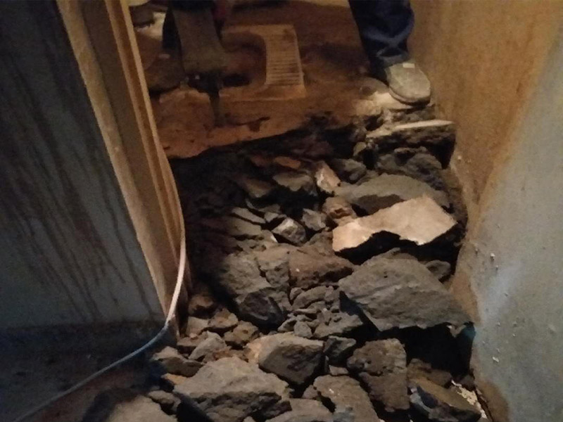 衛(wèi)生間拆除貼磚：用鑿子鑿慢慢鑿，清理起來(lái)還是比較快的。將其擊碎輕輕敲擊各面磚，找到一塊背空的，再?gòu)钠鋫?cè)面可將各塊瓷磚一一撬下（用扁鏟或扁口的其它硬質(zhì)金屬工具）即可專(zhuān)業(yè)一般都使用電錘，快捷并且拆除的比較干凈。專(zhuān)業(yè)人士用電鏟快，請(qǐng)專(zhuān)業(yè)技術(shù)人員用電鎬清理就比較容易了，記住一定要平頭的。用電錘最快。 首先進(jìn)行地面清掃，不打掃干凈會(huì)翹邊、空鼓的;放水平線(xiàn)然后分塊;地面要濕潤(rùn)進(jìn)行灑水;采用兩種砂漿，打砂漿的基層，一般要進(jìn)行干鋪;地磚是不是出現(xiàn)了空鼓是很重要的;還要在磚底涂抹上漿;鋪貼的時(shí)候要用橡皮錘敲擊，做拉縫、表面清理，對(duì)瓷磚進(jìn)行勾縫處理即可。最重要的是保護(hù)好成品，以防造成污染和損傷。