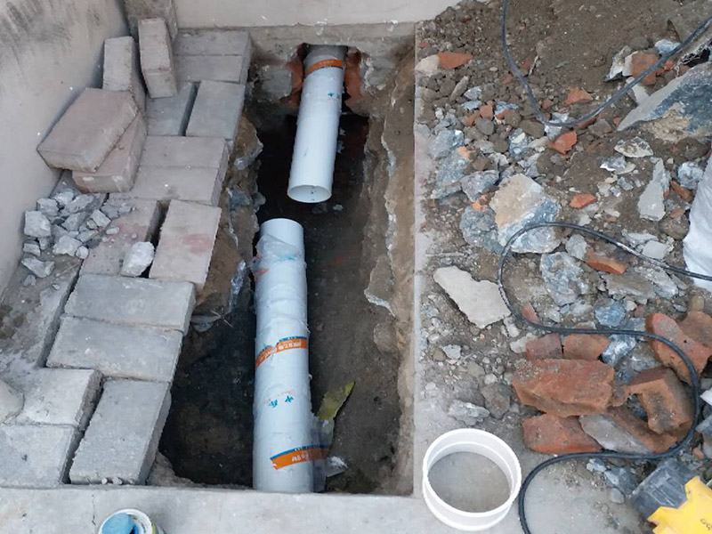 管道更換維修：1.水管安裝后一定要進(jìn)行增壓測(cè)試：增壓測(cè)試一般是在1.5倍水壓的情況下進(jìn)行,在測(cè)試中應(yīng)沒有漏水現(xiàn)象。 2.在沒有加壓條件下的簡(jiǎn)單測(cè)試方法，但不完全可行。 3.水管走向：建議水管走頂最安全。主要是水路改造大部分走暗管，而水。