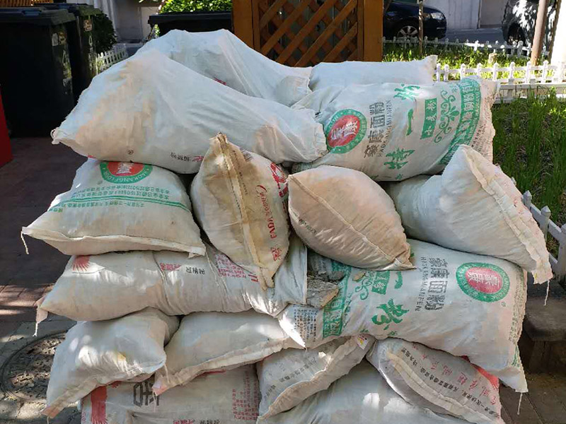 管道更換維修：1.水管安裝后一定要進(jìn)行增壓測(cè)試：增壓測(cè)試一般是在1.5倍水壓的情況下進(jìn)行,在測(cè)試中應(yīng)沒有漏水現(xiàn)象。 2.在沒有加壓條件下的簡(jiǎn)單測(cè)試方法，但不完全可行。 3.水管走向：建議水管走頂最安全。主要是水路改造大部分走暗管，而水。