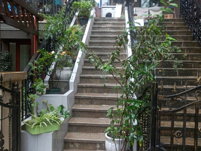 戶外樓梯加花壇：用測(cè)量?jī)x器把花壇群中主花壇中心點(diǎn)坐標(biāo)測(cè)量到地面上，再把縱橫中軸線上的其他中心點(diǎn)的坐標(biāo)測(cè)設(shè)下來(lái)，將各中心點(diǎn)連線，即在地面上放出花壇群的縱橫軸線。放線完成后，應(yīng)沿著已有的花壇邊線開(kāi)挖邊緣石基槽?；鄣拈_(kāi)挖寬度應(yīng)比邊緣石基礎(chǔ)寬10厘米左右，深度可在12～20厘米之間。槽底土面要整平、夯實(shí)，有松軟處要進(jìn)行加固，不得留下不均勻沉降的隱患。在砌基礎(chǔ)之前，槽底還應(yīng)做一個(gè)3～5厘米厚的粗砂墊層，用于基礎(chǔ)施工找平。