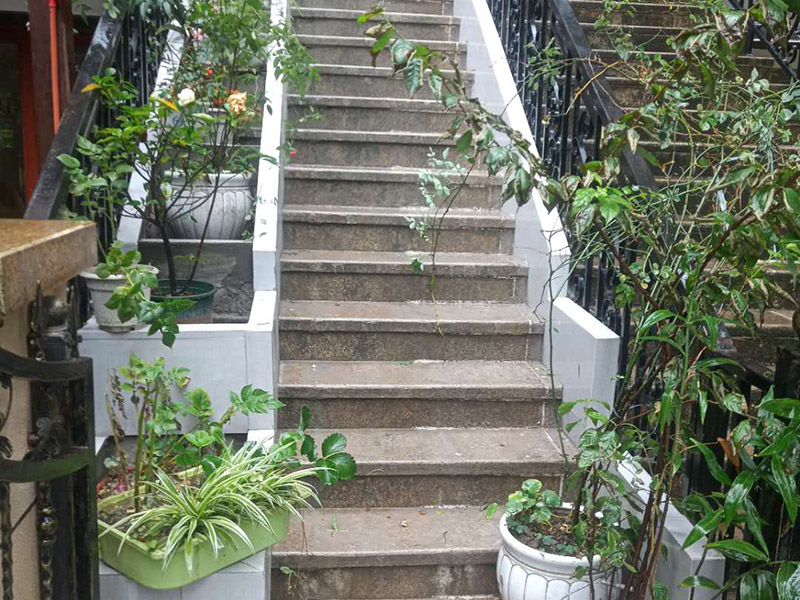 戶外樓梯加花壇：用測(cè)量?jī)x器把花壇群中主花壇中心點(diǎn)坐標(biāo)測(cè)量到地面上，再把縱橫中軸線上的其他中心點(diǎn)的坐標(biāo)測(cè)設(shè)下來(lái)，將各中心點(diǎn)連線，即在地面上放出花壇群的縱橫軸線。放線完成后，應(yīng)沿著已有的花壇邊線開(kāi)挖邊緣石基槽?；鄣拈_(kāi)挖寬度應(yīng)比邊緣石基礎(chǔ)寬10厘米左右，深度可在12～20厘米之間。槽底土面要整平、夯實(shí)，有松軟處要進(jìn)行加固，不得留下不均勻沉降的隱患。在砌基礎(chǔ)之前，槽底還應(yīng)做一個(gè)3～5厘米厚的粗砂墊層，用于基礎(chǔ)施工找平。