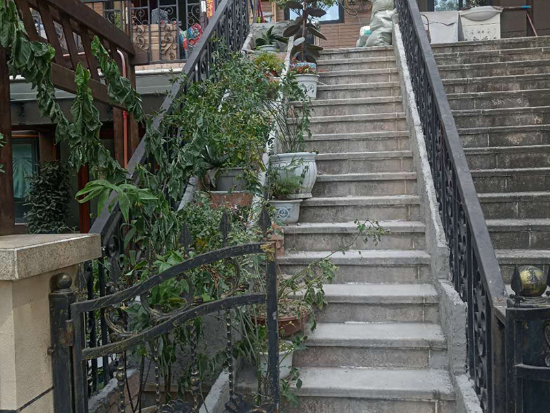 戶外樓梯加花壇：用測(cè)量?jī)x器把花壇群中主花壇中心點(diǎn)坐標(biāo)測(cè)量到地面上，再把縱橫中軸線上的其他中心點(diǎn)的坐標(biāo)測(cè)設(shè)下來(lái)，將各中心點(diǎn)連線，即在地面上放出花壇群的縱橫軸線。放線完成后，應(yīng)沿著已有的花壇邊線開(kāi)挖邊緣石基槽。基槽的開(kāi)挖寬度應(yīng)比邊緣石基礎(chǔ)寬10厘米左右，深度可在12～20厘米之間。槽底土面要整平、夯實(shí)，有松軟處要進(jìn)行加固，不得留下不均勻沉降的隱患。在砌基礎(chǔ)之前，槽底還應(yīng)做一個(gè)3～5厘米厚的粗砂墊層，用于基礎(chǔ)施工找平。