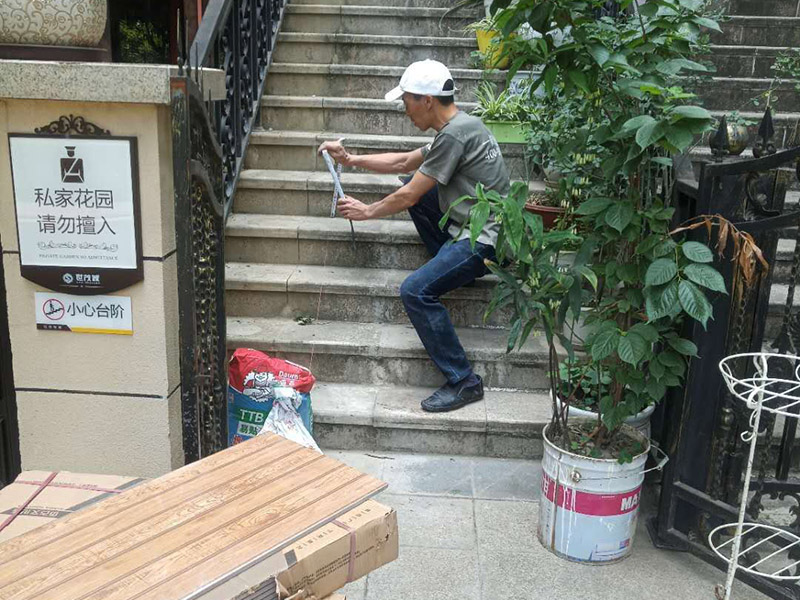 戶外樓梯加花壇：用測(cè)量?jī)x器把花壇群中主花壇中心點(diǎn)坐標(biāo)測(cè)量到地面上，再把縱橫中軸線上的其他中心點(diǎn)的坐標(biāo)測(cè)設(shè)下來(lái)，將各中心點(diǎn)連線，即在地面上放出花壇群的縱橫軸線。放線完成后，應(yīng)沿著已有的花壇邊線開(kāi)挖邊緣石基槽?；鄣拈_(kāi)挖寬度應(yīng)比邊緣石基礎(chǔ)寬10厘米左右，深度可在12～20厘米之間。槽底土面要整平、夯實(shí)，有松軟處要進(jìn)行加固，不得留下不均勻沉降的隱患。在砌基礎(chǔ)之前，槽底還應(yīng)做一個(gè)3～5厘米厚的粗砂墊層，用于基礎(chǔ)施工找平。