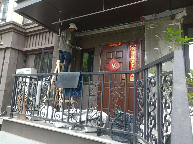 入戶門基層拆除清理：舊墻面基層處理相對新墻面來說較復(fù)雜。先將舊墻上的裝飾物拆除，然后將舊墻上的粉塵、油污等洗刷干凈。對于舊墻面上開裂脫落的部位，可用水泥砂漿將其進(jìn)行修補(bǔ)，在進(jìn)行墻體表面的拉毛壓平處理。 若墻體的表面有空鼓、裂縫等缺陷，則要將墻體表面的空鼓鏟除掉，并用膩?zhàn)踊蛩嗌皾{將墻體表面的裂縫、不平整之處修補(bǔ)平整則可用鏟刀或刮刀將其表面的浮砂或灰砂鏟掉，也可以用鋼絲刷或硬毛竹掃帚將其表面上的浮砂及灰砂清理干凈。