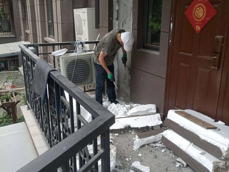 入戶門基層拆除清理：舊墻面基層處理相對新墻面來說較復(fù)雜。先將舊墻上的裝飾物拆除，然后將舊墻上的粉塵、油污等洗刷干凈。對于舊墻面上開裂脫落的部位，可用水泥砂漿將其進(jìn)行修補(bǔ)，在進(jìn)行墻體表面的拉毛壓平處理。 若墻體的表面有空鼓、裂縫等缺陷，則要將墻體表面的空鼓鏟除掉，并用膩?zhàn)踊蛩嗌皾{將墻體表面的裂縫、不平整之處修補(bǔ)平整則可用鏟刀或刮刀將其表面的浮砂或灰砂鏟掉，也可以用鋼絲刷或硬毛竹掃帚將其表面上的浮砂及灰砂清理干凈。