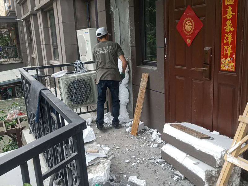 入戶門基層拆除清理：舊墻面基層處理相對新墻面來說較復(fù)雜。先將舊墻上的裝飾物拆除，然后將舊墻上的粉塵、油污等洗刷干凈。對于舊墻面上開裂脫落的部位，可用水泥砂漿將其進(jìn)行修補(bǔ)，在進(jìn)行墻體表面的拉毛壓平處理。 若墻體的表面有空鼓、裂縫等缺陷，則要將墻體表面的空鼓鏟除掉，并用膩?zhàn)踊蛩嗌皾{將墻體表面的裂縫、不平整之處修補(bǔ)平整則可用鏟刀或刮刀將其表面的浮砂或灰砂鏟掉，也可以用鋼絲刷或硬毛竹掃帚將其表面上的浮砂及灰砂清理干凈。