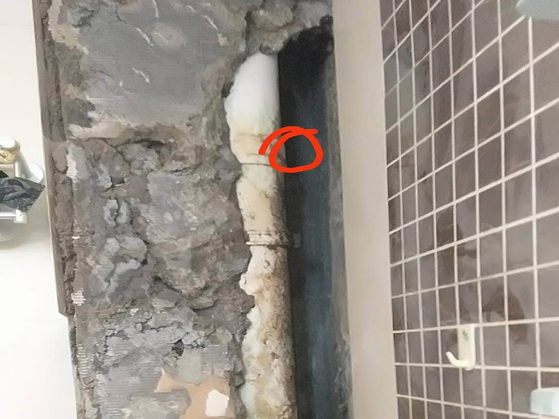 衛(wèi)生間管道維修：在沒有加壓條件下的簡單測試方法，但不完全可行。 關(guān)閉水管總閥。(即水表前面的水管開關(guān)) 打開房間里面的水龍頭20分鐘，確保沒水再滴后關(guān)閉所有的水龍頭。 關(guān)閉馬桶水箱和洗衣機等具有蓄水功能的設(shè)備進(jìn)水開關(guān)。 打開水管總閥。 打開總閥后20分鐘查看水表是否走動，包括緩慢的走動。如果有走動，即為漏水了。如果沒有走動，可能沒事。(如果水表有問題或水管微滲，有可能難以確定。)所以建議施工完一定要進(jìn)行水壓測試實驗，一般打壓8公斤，時間20-30分鐘。