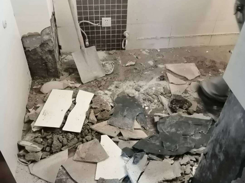 衛(wèi)生間管道維修：在沒有加壓條件下的簡單測試方法，但不完全可行。 關(guān)閉水管總閥。(即水表前面的水管開關(guān)) 打開房間里面的水龍頭20分鐘，確保沒水再滴后關(guān)閉所有的水龍頭。 關(guān)閉馬桶水箱和洗衣機等具有蓄水功能的設(shè)備進(jìn)水開關(guān)。 打開水管總閥。 打開總閥后20分鐘查看水表是否走動，包括緩慢的走動。如果有走動，即為漏水了。如果沒有走動，可能沒事。(如果水表有問題或水管微滲，有可能難以確定。)所以建議施工完一定要進(jìn)行水壓測試實驗，一般打壓8公斤，時間20-30分鐘。