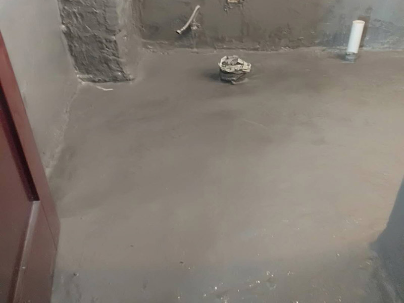 衛(wèi)生間管道維修：在沒有加壓條件下的簡單測試方法，但不完全可行。 關(guān)閉水管總閥。(即水表前面的水管開關(guān)) 打開房間里面的水龍頭20分鐘，確保沒水再滴后關(guān)閉所有的水龍頭。 關(guān)閉馬桶水箱和洗衣機等具有蓄水功能的設(shè)備進(jìn)水開關(guān)。 打開水管總閥。 打開總閥后20分鐘查看水表是否走動，包括緩慢的走動。如果有走動，即為漏水了。如果沒有走動，可能沒事。(如果水表有問題或水管微滲，有可能難以確定。)所以建議施工完一定要進(jìn)行水壓測試實驗，一般打壓8公斤，時間20-30分鐘。