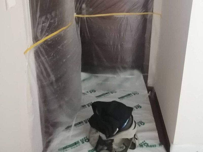 衛(wèi)生間管道維修：在沒有加壓條件下的簡單測試方法，但不完全可行。 關(guān)閉水管總閥。(即水表前面的水管開關(guān)) 打開房間里面的水龍頭20分鐘，確保沒水再滴后關(guān)閉所有的水龍頭。 關(guān)閉馬桶水箱和洗衣機等具有蓄水功能的設(shè)備進(jìn)水開關(guān)。 打開水管總閥。 打開總閥后20分鐘查看水表是否走動，包括緩慢的走動。如果有走動，即為漏水了。如果沒有走動，可能沒事。(如果水表有問題或水管微滲，有可能難以確定。)所以建議施工完一定要進(jìn)行水壓測試實驗，一般打壓8公斤，時間20-30分鐘。