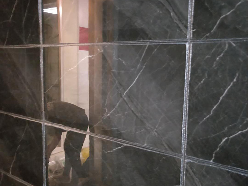 衛(wèi)生間美縫施工：使用用開槽器/平口螺絲刀/勾縫刀，清理瓷磚縫隙內(nèi)灰塵及垃圾，這一步需要力度適中，不要用蠻力，不然可能存在崩壞瓷磚的風(fēng)險(xiǎn)。然后用吸塵器，掃把或者抹布清理干凈。，建議縫隙在1.5到2mm深度合適?？p隙清理干凈后， 擰開管蓋裝上混合管，管頭卡在膠槍的卡口上。裝好混合管后，從下方用美工刀斜切45度角，切記開口要比瓷磚縫隙小，如果本身瓷磚縫隙比較小，可以不用切膠嘴。首先打出30-40CM美縫劑余料，然后沿著瓷磚縫隙開始施工，在施工的時(shí)候一定要美縫劑填充滿瓷磚縫隙，不然后續(xù)可能會發(fā)生塌陷。瓷磚縫隙打膠方法先豎后橫，沿著縫隙均勻打出美縫劑.一般有些師傅打出3-5米時(shí)停下，開始用壓邊球壓縫，十字交叉口處多壓幾次，這樣會很美觀。壓縫的工具比較多，可用刮板或者壓縫 鋼球、手指套沿著縫隙壓出 U型面就可以了