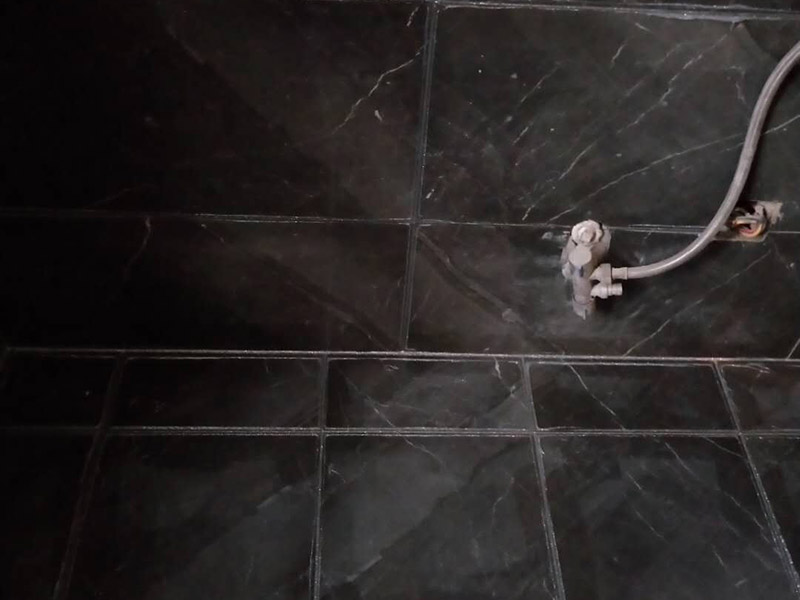 衛(wèi)生間美縫施工：使用用開槽器/平口螺絲刀/勾縫刀，清理瓷磚縫隙內(nèi)灰塵及垃圾，這一步需要力度適中，不要用蠻力，不然可能存在崩壞瓷磚的風(fēng)險(xiǎn)。然后用吸塵器，掃把或者抹布清理干凈。，建議縫隙在1.5到2mm深度合適?？p隙清理干凈后， 擰開管蓋裝上混合管，管頭卡在膠槍的卡口上。裝好混合管后，從下方用美工刀斜切45度角，切記開口要比瓷磚縫隙小，如果本身瓷磚縫隙比較小，可以不用切膠嘴。首先打出30-40CM美縫劑余料，然后沿著瓷磚縫隙開始施工，在施工的時(shí)候一定要美縫劑填充滿瓷磚縫隙，不然后續(xù)可能會發(fā)生塌陷。瓷磚縫隙打膠方法先豎后橫，沿著縫隙均勻打出美縫劑.一般有些師傅打出3-5米時(shí)停下，開始用壓邊球壓縫，十字交叉口處多壓幾次，這樣會很美觀。壓縫的工具比較多，可用刮板或者壓縫 鋼球、手指套沿著縫隙壓出 U型面就可以了