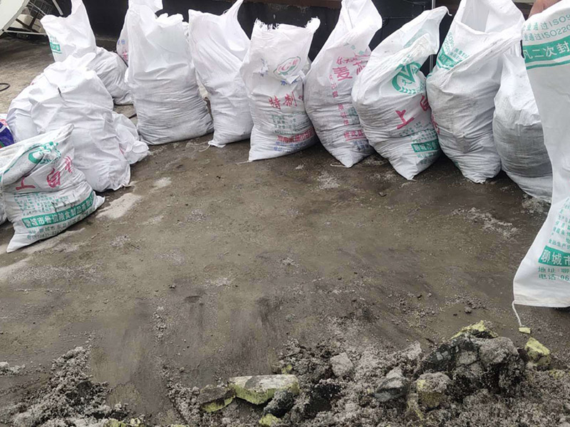 墻壁滲水維修：清理裂縫上及周邊的灰塵等垃圾（可用清潔球等清理），發(fā)現(xiàn)裂縫周邊有松動(dòng)的應(yīng)鑿除，并用水徹底沖刷干凈。 用普通水泥（不用加黃砂，為配合外墻面原有真石漆顏色，可在水泥中適量加入黃粉、哈巴粉等顏料，適量進(jìn)行調(diào)配，盡量接近原有真石漆面層顏色），再加上建筑用881等膠水（不用加水），直接進(jìn)行調(diào)配。(膠水用量不大，盡量使用好些，如使用貼石膏線的，價(jià)格誤差不大)，可根據(jù)天氣溫度等情況來(lái)調(diào)配水泥漿的稠度，填縫的可適當(dāng)稀些。 施工時(shí)應(yīng)先進(jìn)行填縫施工、縫必須灌實(shí)，在縫填實(shí)后需擴(kuò)大縫一邊寬30mm左右，厚約6mm的同材料面層，形成坡比（塌邊）。 在窗角處的裂縫，可把調(diào)配好的水泥漿做成半徑30-50mm的圓弧形，來(lái)增加裂縫處的厚度，同時(shí)有利于排水。 待水泥硬化（干燥后）進(jìn)行防水劑施工，涂刷需2遍，不得有遺漏。