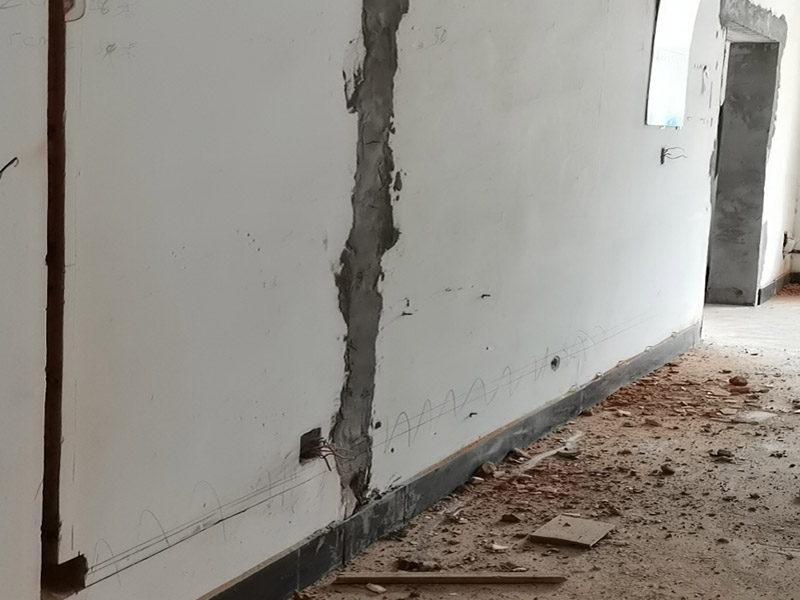 墻壁電路開(kāi)槽：1.劃線路。根據(jù)要改的方案畫(huà)好線路,線路采用橫平豎直的方法規(guī)劃。 2.無(wú)齒鋸開(kāi)槽。根據(jù)線路用無(wú)齒鋸開(kāi)槽,在墻面上切出線路。 3.加水。再需要開(kāi)槽的墻面上加點(diǎn)水,且在切得過(guò)程中一直加水,防止刀片過(guò)熱。 4.沖槽。用電錘將切好的墻面沖出溝槽,注意力度與角度,盡量沖的規(guī)整。 5.清理槽。將沖出的溝槽進(jìn)行清理,將易掉的地方都打下來(lái)。