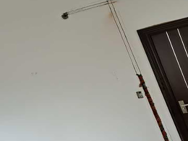 墻壁電路開(kāi)槽：1.劃線路。根據(jù)要改的方案畫(huà)好線路,線路采用橫平豎直的方法規(guī)劃。 2.無(wú)齒鋸開(kāi)槽。根據(jù)線路用無(wú)齒鋸開(kāi)槽,在墻面上切出線路。 3.加水。再需要開(kāi)槽的墻面上加點(diǎn)水,且在切得過(guò)程中一直加水,防止刀片過(guò)熱。 4.沖槽。用電錘將切好的墻面沖出溝槽,注意力度與角度,盡量沖的規(guī)整。 5.清理槽。將沖出的溝槽進(jìn)行清理,將易掉的地方都打下來(lái)。