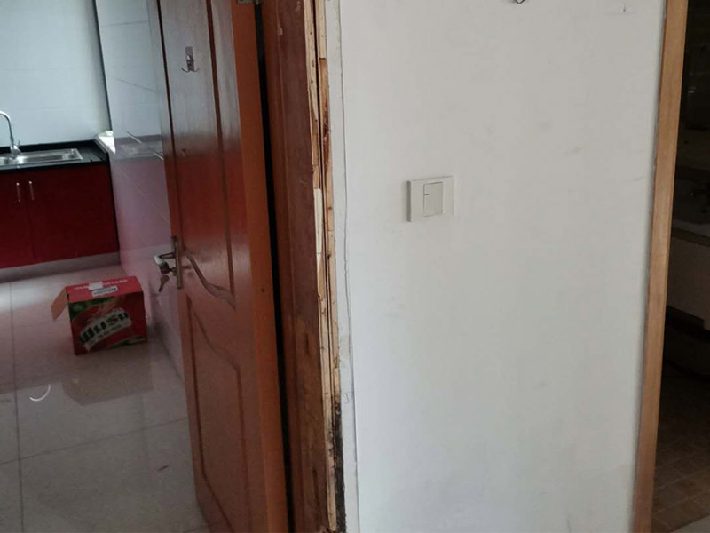 臥室門(mén)框維修：1.漆面表面劃傷用bai一只顏色與家具相同的普du通的繪圖用蠟筆，在劃痕zhi上劃一劃，使其與周邊漆面dao高度相同，再薄薄地涂上一層透明的清漆就可以了；2.油漆剝落修復(fù)，清漆家具表面小塊油漆剝落后可取同色廣告顏料涂補(bǔ)，再用清漆涂在表面，即完好如初3.裂縫填補(bǔ)用油灰和顏料拌勻后嵌入堵平，但要注意顏料要和原油灰的顏料、原油漆色彩一致，以防留下疤跡