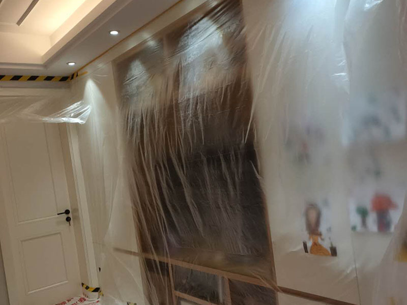 墻面翻新家具成品保護(hù):在墻面翻新前，需要先將舊漆面鏟除干凈，之后在進(jìn)行打磨，將墻面的浮沉雜物都清理干凈。如果墻面有凹凸不平的情況，要先用膩子修補，如果墻面出現(xiàn)空鼓的現(xiàn)象，也要將整面的墻皮進(jìn)行鏟除，在做后續(xù)的處理?；鶎幼鐾旰螅枰獙⑹┕^(qū)域的家具物件移除，避免在翻新過程中，使家具受到損傷。在刮膩子之前，先用尺子檢測一下墻面的平整度。在施工時，對不平整的地方進(jìn)行多次涂刮，修補好不平整的區(qū)域。一般膩子刮兩遍即可，每次膩子刮完后要進(jìn)行打磨，可以讓墻面更加光滑。膩子干透后，再對墻面進(jìn)行油漆涂刷。底漆要先刷，施工力度要均勻，這樣漆膜厚度也相對一致，然后開始面漆施工。一定要讓漆面自然干透。