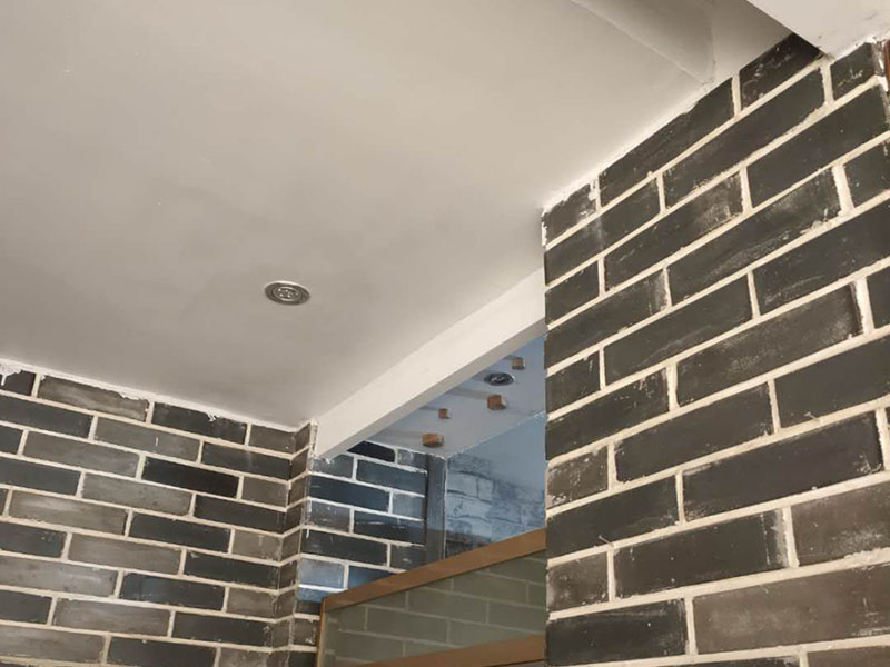 墻面翻新家具成品保護(hù):在墻面翻新前，需要先將舊漆面鏟除干凈，之后在進(jìn)行打磨，將墻面的浮沉雜物都清理干凈。如果墻面有凹凸不平的情況，要先用膩子修補，如果墻面出現(xiàn)空鼓的現(xiàn)象，也要將整面的墻皮進(jìn)行鏟除，在做后續(xù)的處理?；鶎幼鐾旰?，需要將施工區(qū)域的家具物件移除，避免在翻新過程中，使家具受到損傷。在刮膩子之前，先用尺子檢測一下墻面的平整度。在施工時，對不平整的地方進(jìn)行多次涂刮，修補好不平整的區(qū)域。一般膩子刮兩遍即可，每次膩子刮完后要進(jìn)行打磨，可以讓墻面更加光滑。膩子干透后，再對墻面進(jìn)行油漆涂刷。底漆要先刷，施工力度要均勻，這樣漆膜厚度也相對一致，然后開始面漆施工。一定要讓漆面自然干透。