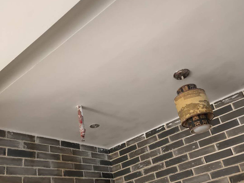 墻面翻新家具成品保護(hù):在墻面翻新前，需要先將舊漆面鏟除干凈，之后在進(jìn)行打磨，將墻面的浮沉雜物都清理干凈。如果墻面有凹凸不平的情況，要先用膩子修補，如果墻面出現(xiàn)空鼓的現(xiàn)象，也要將整面的墻皮進(jìn)行鏟除，在做后續(xù)的處理?；鶎幼鐾旰?，需要將施工區(qū)域的家具物件移除，避免在翻新過程中，使家具受到損傷。在刮膩子之前，先用尺子檢測一下墻面的平整度。在施工時，對不平整的地方進(jìn)行多次涂刮，修補好不平整的區(qū)域。一般膩子刮兩遍即可，每次膩子刮完后要進(jìn)行打磨，可以讓墻面更加光滑。膩子干透后，再對墻面進(jìn)行油漆涂刷。底漆要先刷，施工力度要均勻，這樣漆膜厚度也相對一致，然后開始面漆施工。一定要讓漆面自然干透。