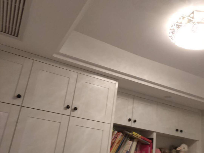 墻面翻新家具成品保護(hù):在墻面翻新前，需要先將舊漆面鏟除干凈，之后在進(jìn)行打磨，將墻面的浮沉雜物都清理干凈。如果墻面有凹凸不平的情況，要先用膩子修補，如果墻面出現(xiàn)空鼓的現(xiàn)象，也要將整面的墻皮進(jìn)行鏟除，在做后續(xù)的處理?；鶎幼鐾旰螅枰獙⑹┕^(qū)域的家具物件移除，避免在翻新過程中，使家具受到損傷。在刮膩子之前，先用尺子檢測一下墻面的平整度。在施工時，對不平整的地方進(jìn)行多次涂刮，修補好不平整的區(qū)域。一般膩子刮兩遍即可，每次膩子刮完后要進(jìn)行打磨，可以讓墻面更加光滑。膩子干透后，再對墻面進(jìn)行油漆涂刷。底漆要先刷，施工力度要均勻，這樣漆膜厚度也相對一致，然后開始面漆施工。一定要讓漆面自然干透。