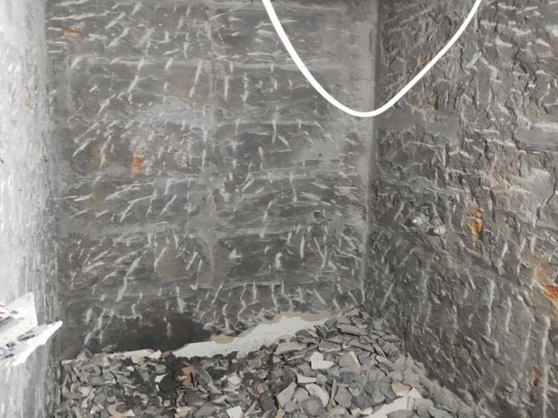 廚房拆除重裝：墻面上應(yīng)該還有些其他東西，比如掛毛巾的架子，放廚具的架子等等。先把這些物品都小心翼翼的拆下來(lái)，還原一面光潔的墻面，才好進(jìn)行拆卸工作。拆卸的時(shí)候要先從墻低的第一塊磚開(kāi)始拆卸，要是直接隨便從上面那一塊拆卸，拆到一半就會(huì)擋住下面的瓷磚，讓下面的瓷磚不好拆了。先用垂子敲最下面的那塊磚，把瓷磚敲松動(dòng)。送動(dòng)后，再用戴了手套的手把瓷磚拿下來(lái)，小心碎了瓷磚不要?jiǎng)澋绞至?。墻面?nèi)有些地方會(huì)走一些管道，有煤氣管道，有電線(xiàn)管道，水管，網(wǎng)線(xiàn)等等。要注意這些管道，不要把墻里面的管道破壞了，不然拆了瓷磚又惹了新的問(wèn)題要處理。